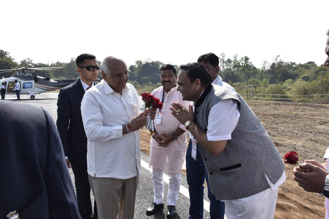 તા.૨૬-૧૨-૨૦૨૫ ના રોજ ગુજરાતના પ્રખ્યાત મુખ્યમંત્રી શ્રી ભૂપેન્દ્ર પટેલ સાહેબે સુરત જિલ્લાના અંબિકા તાલુકાના વસરાઈ ખાતે સમગ્ર આદિવાસી સમાજ દ્વારા આયોજિત રાષ્ટ્રીય આદિવાસી વેપાર મેળો ૨૦૨૫ નું ઉદ્ઘાટન કર્યું. આ વેપાર મેળો આદિવાસી કલા, સંસ્કૃતિ અને પરંપરાને પ્રોત્સાહન આપવાનો એક મહત્વપૂર્ણ પ્રયાસ છે, જે સ્થાનિક ઉત્પાદનોને નવી ઓળખ અને બજાર આપે છે.